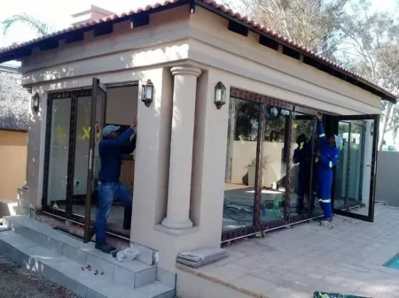 بناء مجلس خارجي مودرن بالحوش – تصميم أنيق يضيف قيمة وجمالًا للمنازل بالرياض 